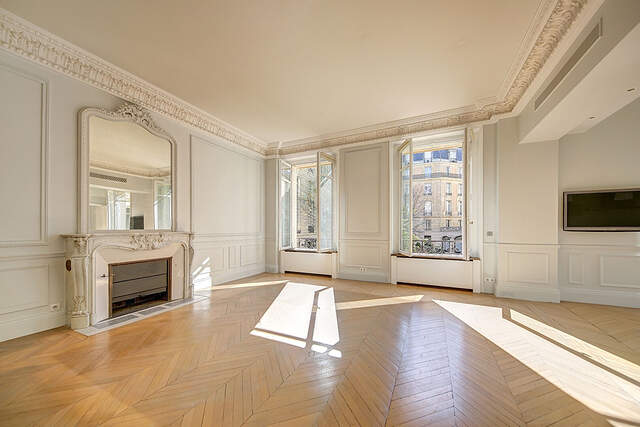 Montaigne Lux